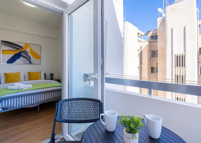 Vibe - 1 Bedroom W Balcony In דירה