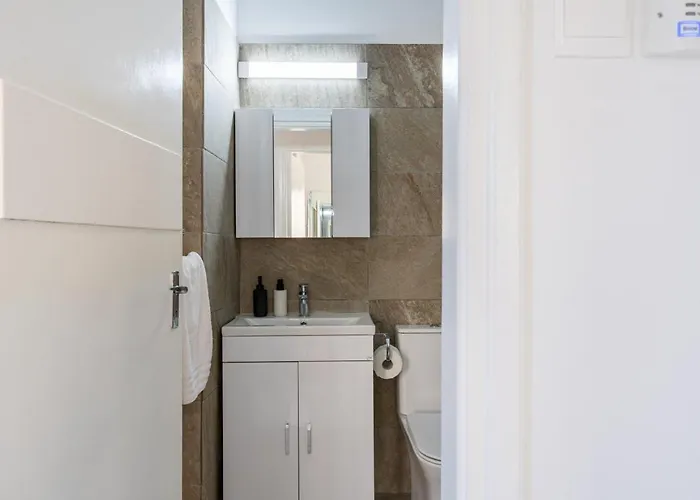 Apartment Vibe - 1 Bedroom W Balcony In Larnaca